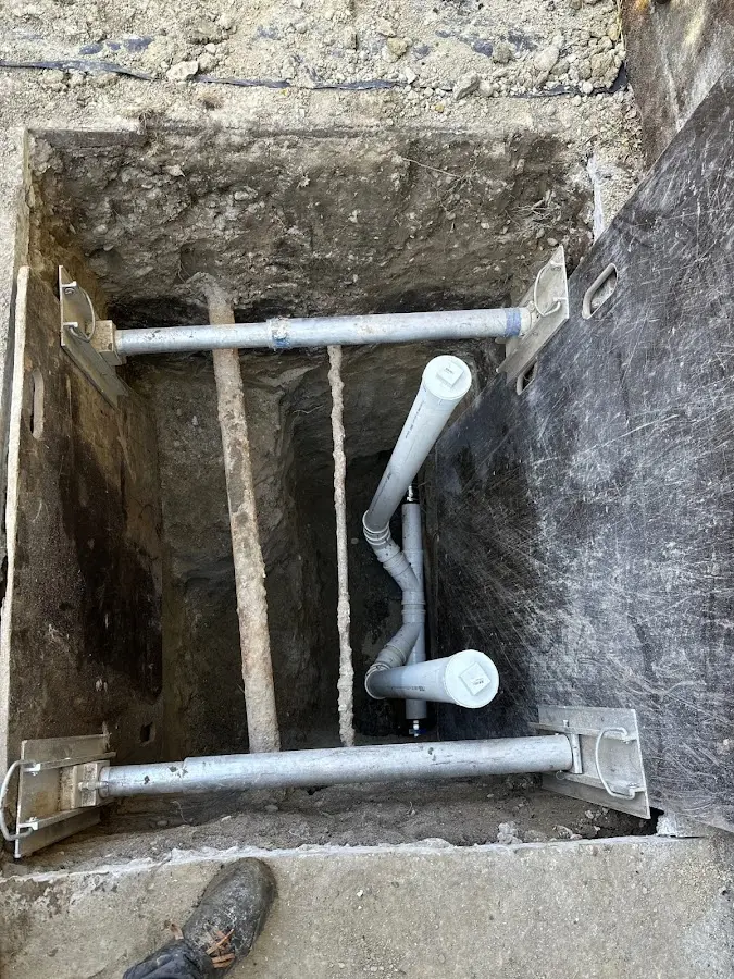 Experienced plumber completing Drain Cleaning work in Beverly Hills
